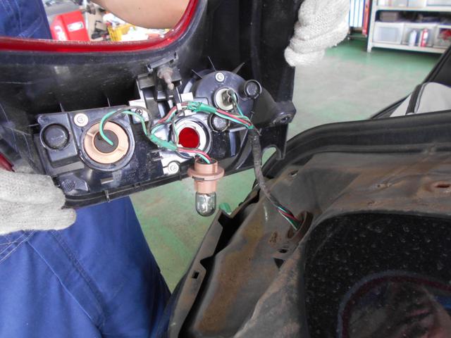 ストップランプ球切れ ブレーキランプ点かない ブレーキ灯交換修理 テールランプが光らない 日産ジューク 水戸クルマの軽整備すぐ対応できます ライト交換 ランプ交換