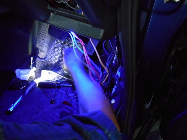 フロアイルミネーション取付 足元が明るい レヴォーグオプション取付 配線加工 フットイルミ 県央自動車販売水戸