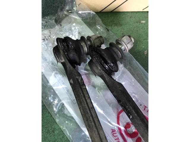 レクサス CT 車には多数のゴムパーツが使われており経年劣化で破れ、ヒビが起きます 小さな消耗品でも適切に交換しないと異音の原因、さらに高い修理費用に繋がります