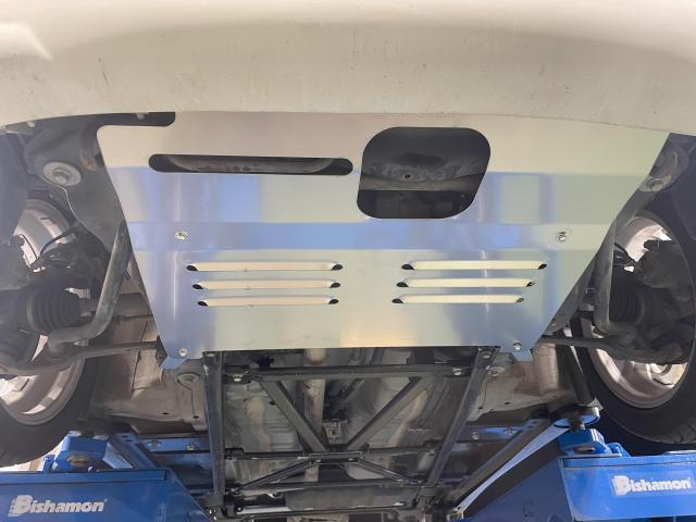 ダイハツ コペン アンダーパネル取付 エンジン下回りのパーツは走行中の落下事故にならないように工場リフトでしっかり取付 