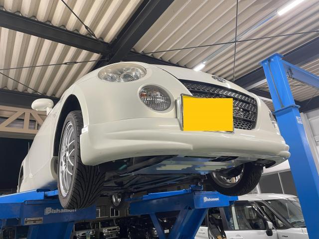 ダイハツ コペン アンダーパネル取付 エンジン下回りのパーツは走行中の落下事故にならないように工場リフトでしっかり取付 