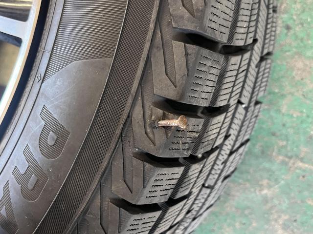 ヴィッツ パンク修理 点検時に釘を発見 タイヤも新しいためパンク修理での対応 お客様目線での対応で安心安全 パンク修理￥2.200