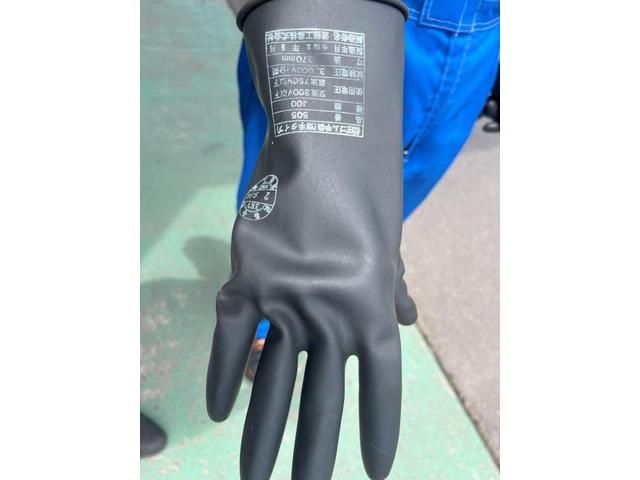 アクア ハイブリットバッテリー交換 重量のあるハイブリットバッテリー 2名体制での作業になります