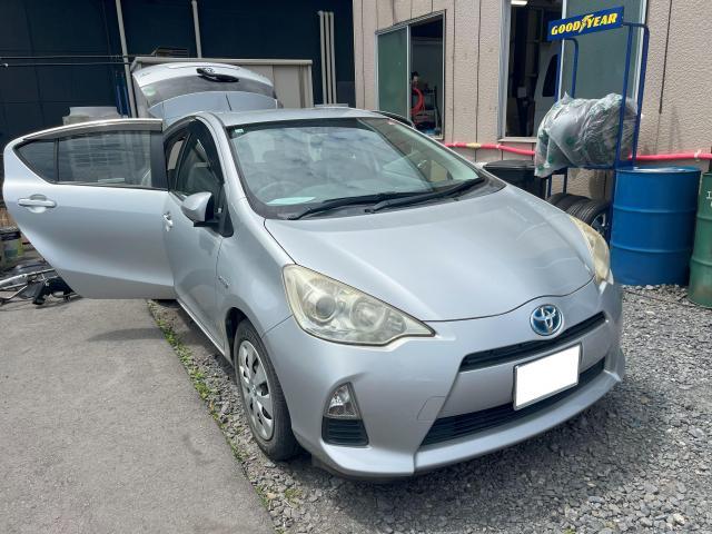 アクア ハイブリットバッテリー交換 重量のあるハイブリットバッテリー 2名体制での作業になります