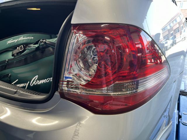 クラウン 対物接触事故でテールランプが破損 お客様と相談し車両保険を使わず、中古品を使用して安く綺麗になりました