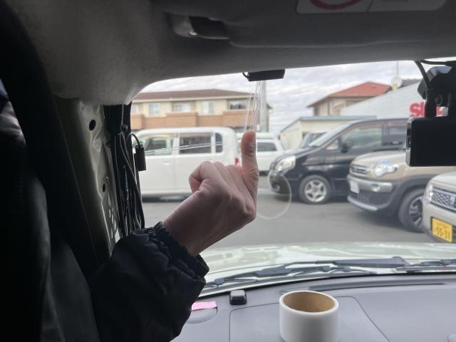 アルトラパン　カーナビ取付　配線取付やガラス添付のアンテナなど配線が多いです 数十本の配線があり、一つ一つ確認しながら取り付けます