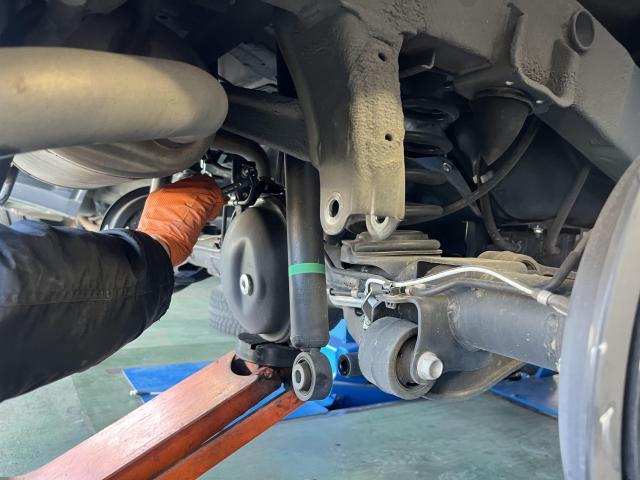 ジムニーシエラ KENOUOFFROAD製 1インチリフトアップキット取付 ちょいアゲ大人カスタムでサスペンションとブレーキホースの交換です