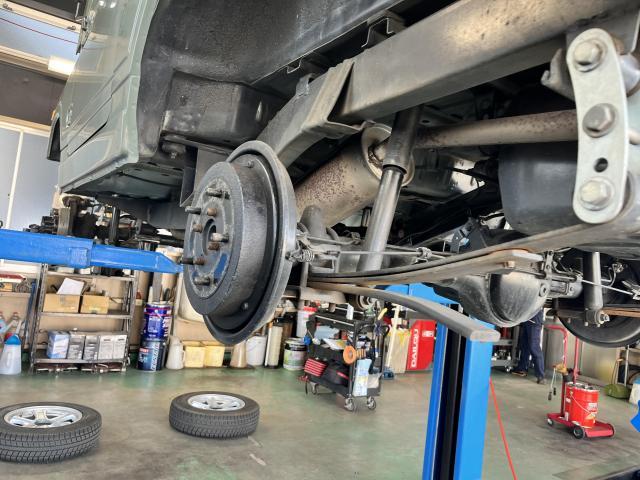 JA11　ジムニー　高年式車の車検整備 希少なお車っで部品数も少なくなっております 長く安全に乗り続けるためにより応用の効く熟練の整備士が対応します