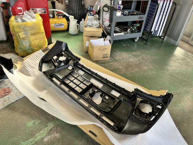 スズキ　ハスラー　フロントバンパー交換　自損事故でバンパーに接触　樹脂パーツ部で修理が困難なため、保険を使用してバンパー交換しました