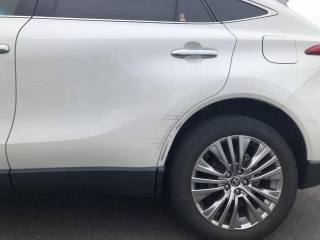 トヨタ　ハリアーハイブリッド　左リヤフェンダー部 鈑金修理 キズ、えぐれを専用の部材を使って埋めて、同じカラーで仕上げます。