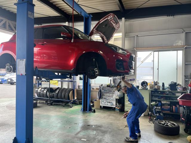 スイフトの法定点検を実施しました。エンジンオイルやブレーキ、ライトの点検はもちろん、車両全体を丁寧にチェック