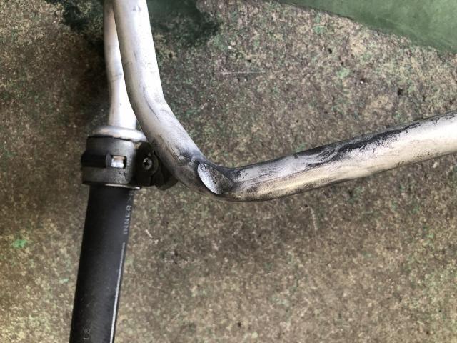 シビック　エアコン修理・エアコンホース交換
ボンネットステーがエアコンホースにあたり擦れによって不具合が出た