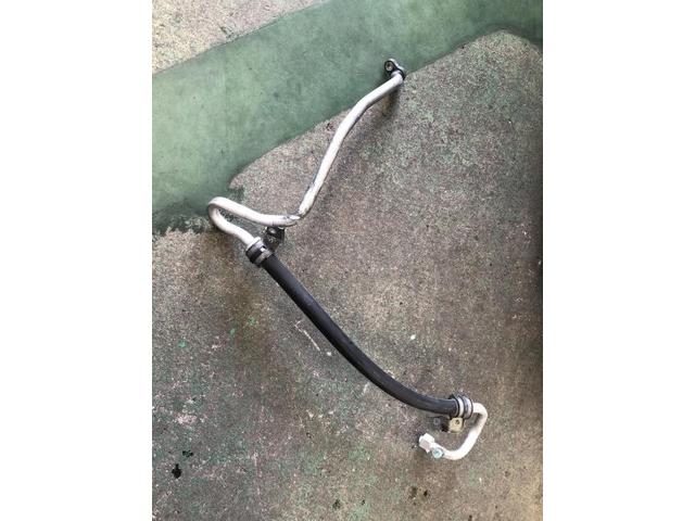 シビック　エアコン修理・エアコンホース交換
ボンネットステーがエアコンホースにあたり擦れによって不具合が出た