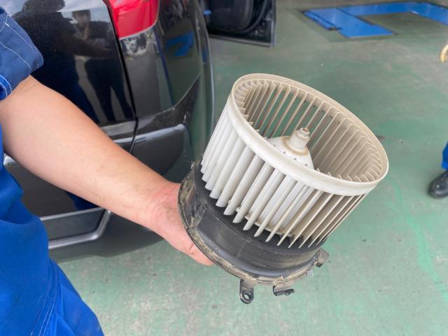 エクストレイル　電装系修理
ブロアモーター交換
エアコンオイル注入　エアコンの性能をアップ