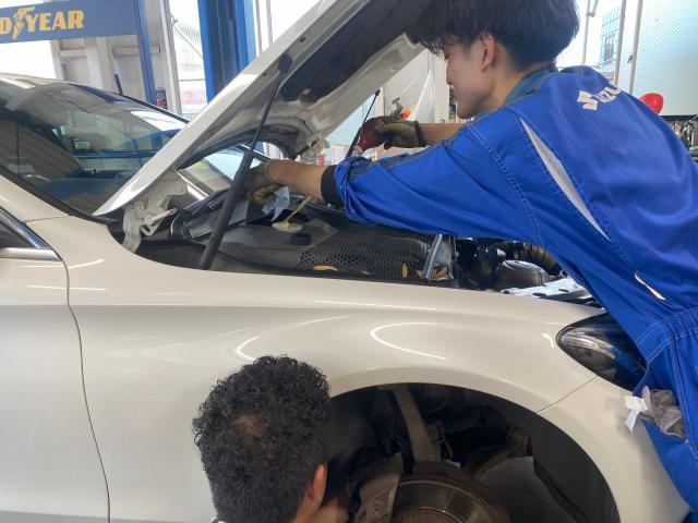 メルセデス・ベンツ　Ｃクラス　フロントディスクローター・ブレーキパッド・パッドセンサー交換
足回りの異音や不安定さを感じた場合は、早めに点検を受けるのが安全です。
