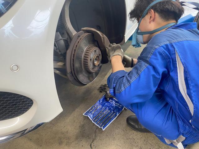 メルセデス・ベンツ　Ｃクラス　フロントディスクローター・ブレーキパッド・パッドセンサー交換
足回りの異音や不安定さを感じた場合は、早めに点検を受けるのが安全です。
