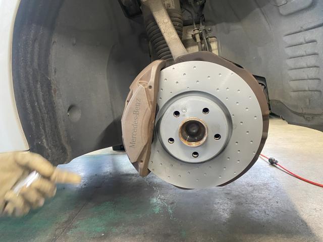 メルセデス・ベンツ　Ｃクラス　フロントディスクローター・ブレーキパッド・パッドセンサー交換
足回りの異音や不安定さを感じた場合は、早めに点検を受けるのが安全です。
