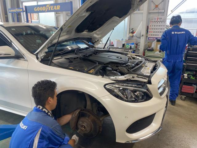 メルセデス・ベンツ　Ｃクラス　フロントディスクローター・ブレーキパッド・パッドセンサー交換
足回りの異音や不安定さを感じた場合は、早めに点検を受けるのが安全です。
