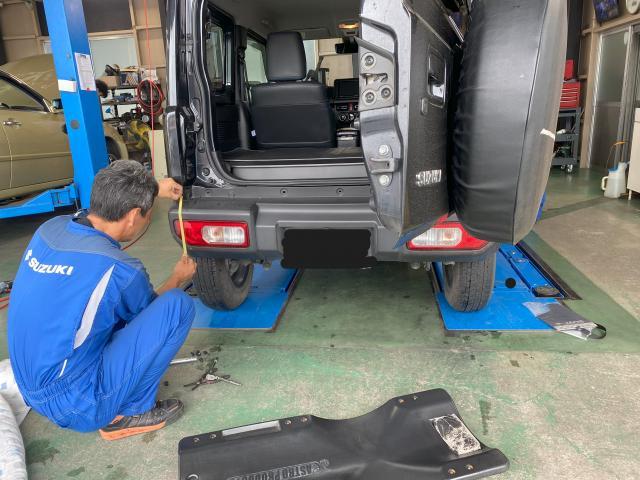 ジムニー　マットガード取付　JB64やJB74の純正・社外品どちらも選択肢が豊富で、見た目も機能性もアップできます。