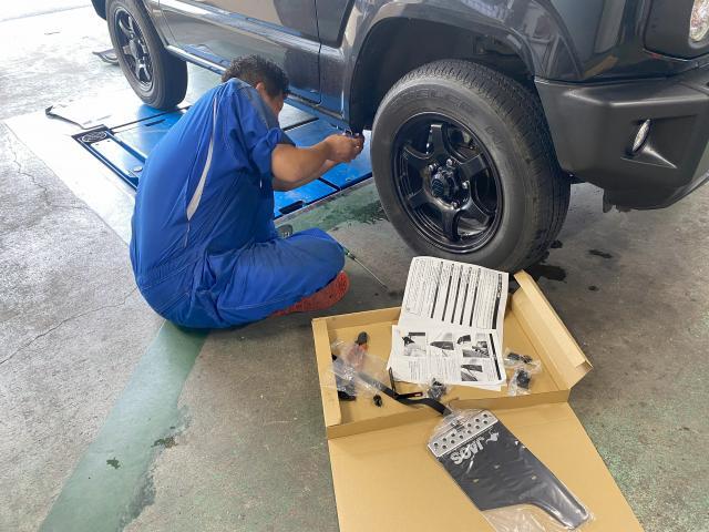 ジムニー　マットガード取付　JB64やJB74の純正・社外品どちらも選択肢が豊富で、見た目も機能性もアップできます。