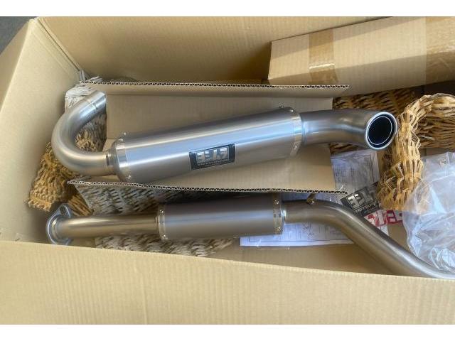 ジムニーシエラ　ヨシムラ　マフラー取付　ジムニーシエラにヨシムラ製マフラーを取り付けるカスタムは、見た目も音も走りもグレードアップできると人気ですね