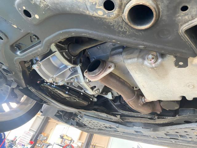 スイフト オルタネーター交換 自動車のエンジン動力を使って発電する装置で、車内の電力を供給する重要なパーツ エンジンが回転することで発電し、その電力をバッテリーに充電します