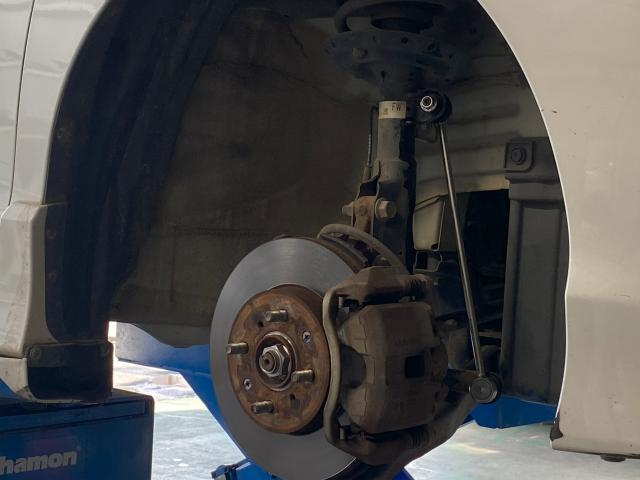 フリードハイブリッド　スタビライザーリンク交換　車体の安定性にとって重要な部品の一つ、車両の横揺れを軽減する役割