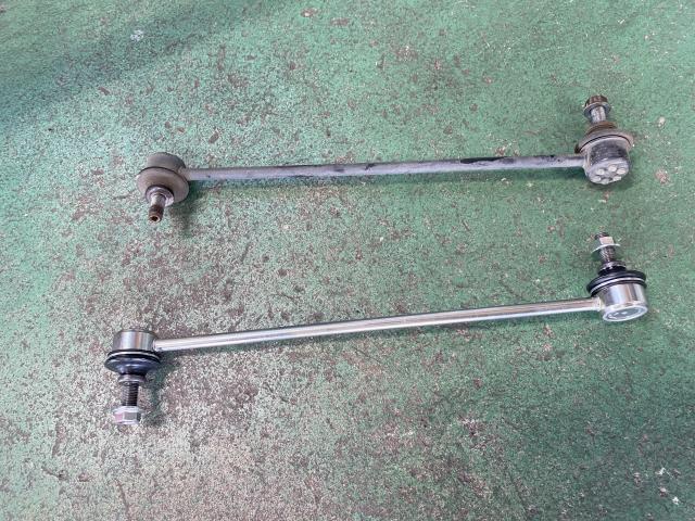 フリードハイブリッド　スタビライザーリンク交換　車体の安定性にとって重要な部品の一つ、車両の横揺れを軽減する役割