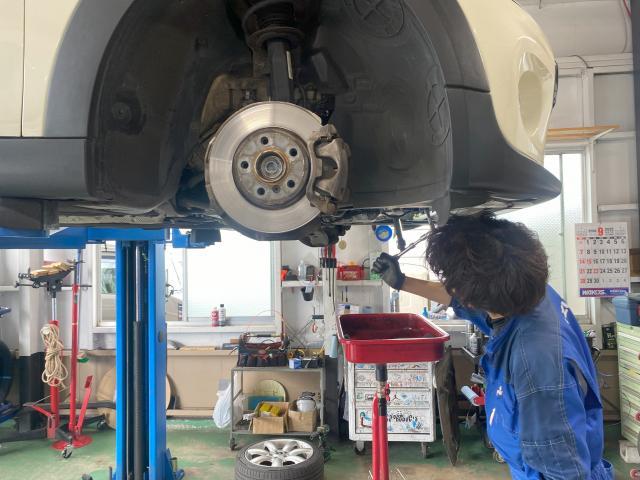 MINI 法定24ヶ月点検 車検 公道を走るすべての車両が定期的に受けることが法律で義務付けられています。目的は、安全性や環境基準を満たしているかを確認することです