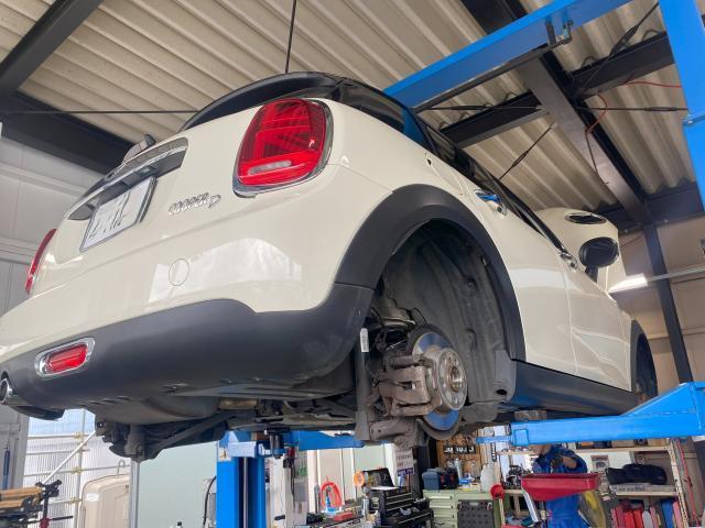 MINI 法定24ヶ月点検 車検 公道を走るすべての車両が定期的に受けることが法律で義務付けられています。目的は、安全性や環境基準を満たしているかを確認することです