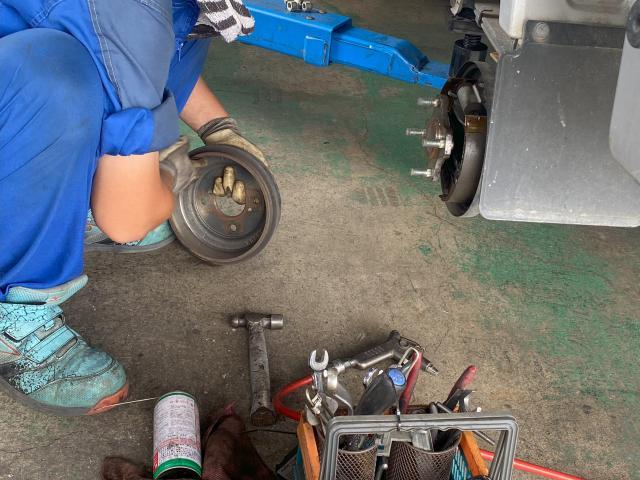 キャリイトラック 車検 日本の法律(道路運送車両法)に基づいて義務付けられている定期的な車両検査です。公道を安全に走行するために、車が国の定める「保安基準」を満たしているかをチェックします