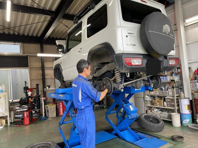 ジムニー　法定２４カ月点検車検　カスタムパーツを販売・取付をしておりますが車検対応ですので安心安全な整備を行っております。