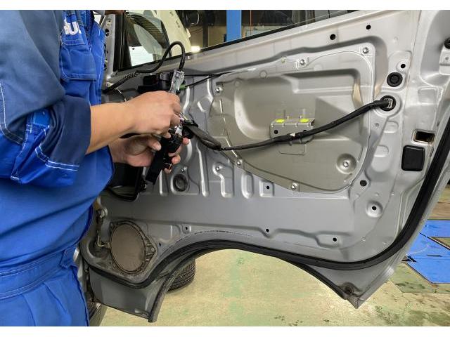 ハイエースバン 窓を開けたら上がらない・閉まる速度が何だか遅い…なんて時はパワ-ウインドゥスィッチまたはモーター・配線の故障かもしれません。ぜひ当社にお任せ下さい!!