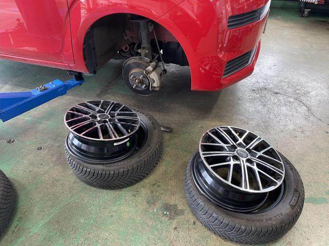 スペイド　パンクして走行できない！　レッカー車で搬入　タイヤ４本交換　当店はオートウェイ直送取付店ですのでお客様ご自身でご注文して当社に直送OK！！