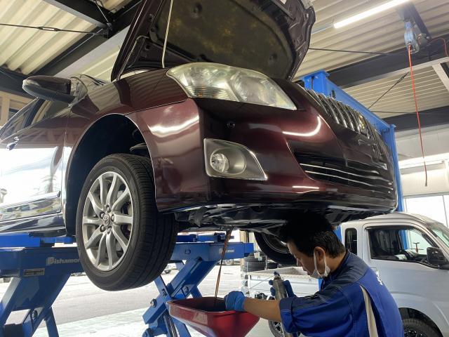 プレミオ　オイルエレメント交換　エンジンオイルを交換しないままでいると、いろんなトラブルのもと　オイルは熱を逃がす役割もあるから、交換しないとオーバーヒートの原因に。