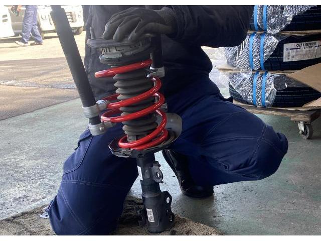 プリウス　サスペンション取付　見た目もカッコよくなります。そのお手伝いさせてください!!
