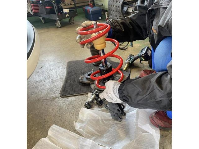 プリウス　サスペンション取付　見た目もカッコよくなります。そのお手伝いさせてください!!
