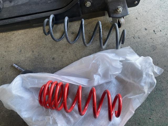 プリウス　サスペンション取付　見た目もカッコよくなります。そのお手伝いさせてください!!
