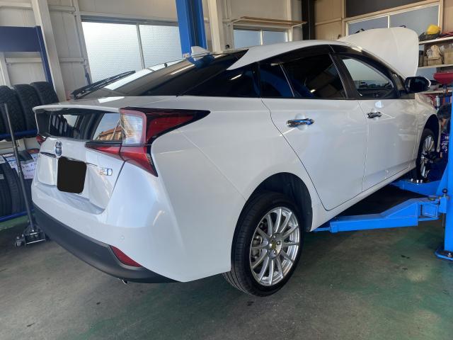 プリウス　サスペンション取付　見た目もカッコよくなります。そのお手伝いさせてください!!
