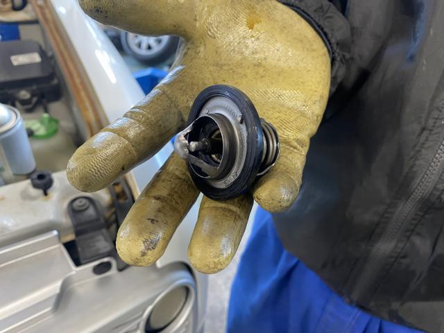 アルトラパン　走行１０万kｍ・年式平成１８年まだまだ乗りたい！とご要望がありオーバーヒートやプラグなどを交換