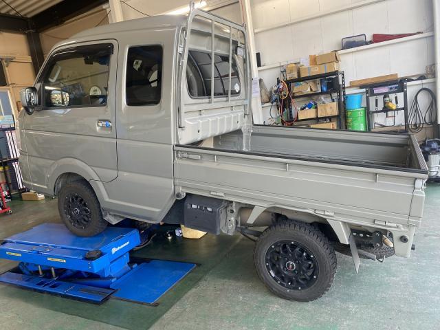 キャリイトラック　エンジンオイル・エレメント交換　交換を怠ると、燃費悪化：潤滑性能が落ちて、ガソリン消費が増える。エンジン故障：摩耗が進んで、最悪の場合は焼き付きや停止も。寿命短縮：汚れが溜まって、エンジンの劣化が早まる。