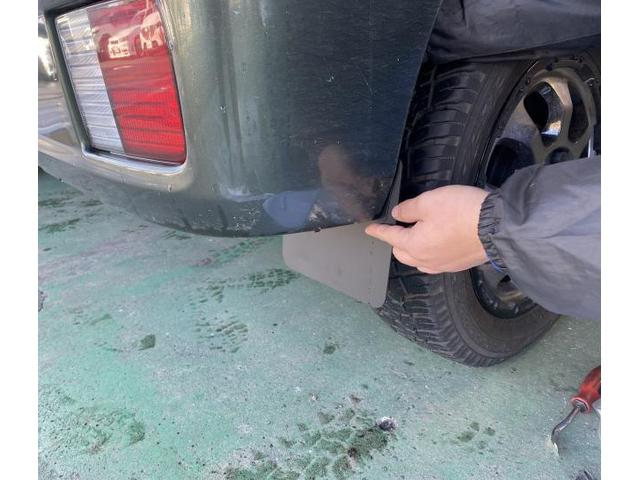 エブリイ　マッドガード取付　走行中に跳ね上がる泥・水・小石・雪などから車体や後続車を守るパーツ。未舗装路や雪道を走ることが多いなら、かなり頼れる存在！