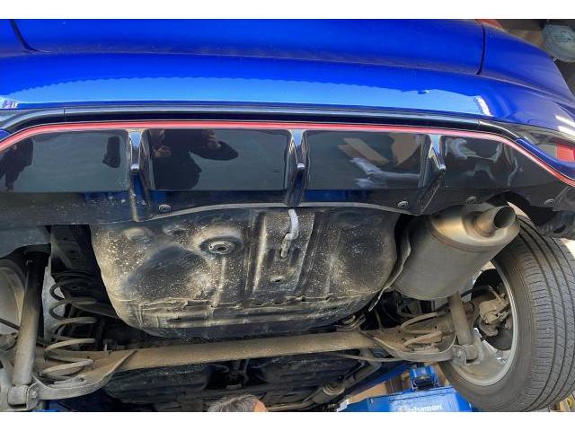 フィット　マフラー中間パイプ交換　腐食がある為、交換　穴が開いたりしていると車検に通らないことがあります。