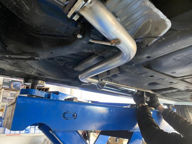 フィット　マフラー中間パイプ交換　腐食がある為、交換　穴が開いたりしていると車検に通らないことがあります。
