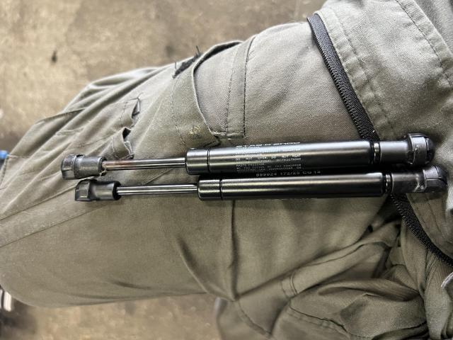 ポルシェ カイエンS　サイドブレーキダンパー交換 平成19年式 ABA-9PAM4801