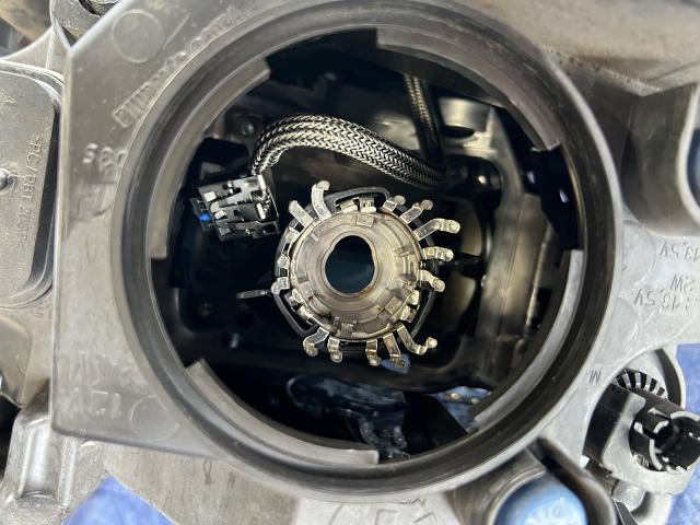 クライスラージープ・グランドチェロキー　HIDバルブ交換　輸入車 外車 整備 ヘッドライト