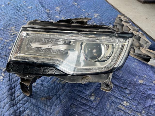 クライスラージープ・グランドチェロキー　HIDバルブ交換　輸入車 外車 整備 ヘッドライト