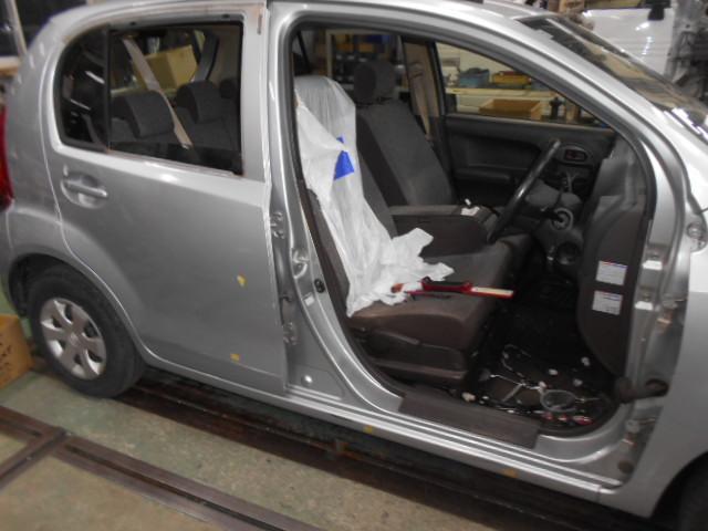 パッソ フロントドア・リヤドア・ロッカアウタパネルのキズ凹みの修理・部品取替・鈑金塗装