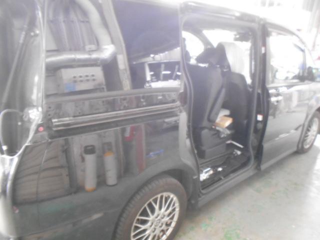 トヨタ　ヴォクシー　右スライドドア　鈑金修理