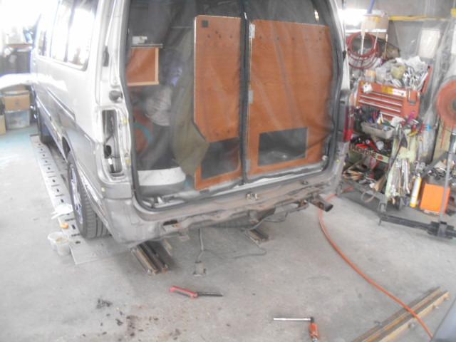 トヨタ　ハイエースバン　リアバンパー　左クオーター　鈑金修理